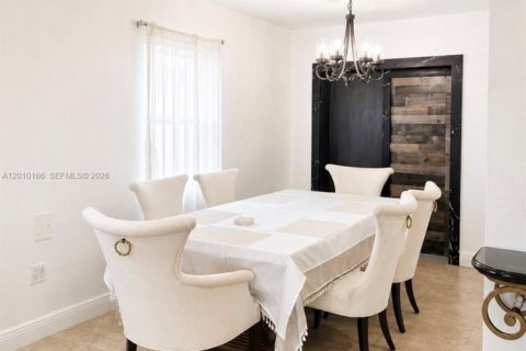 House in Miami Gardens, Florida 2 bedrooms, 151.9 sq.m. № 2073355 - photo 10