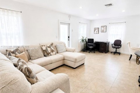 House in Miami Gardens, Florida 2 bedrooms, 151.9 sq.m. № 2073355 - photo 4