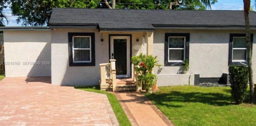 House in Miami Gardens, Florida 2 bedrooms, 151.9 sq.m. № 2073355