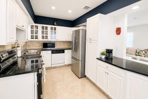 House in Miami Gardens, Florida 2 bedrooms, 151.9 sq.m. № 2073355 - photo 13