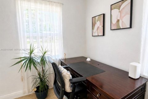 House in Miami Gardens, Florida 2 bedrooms, 151.9 sq.m. № 2073355 - photo 12