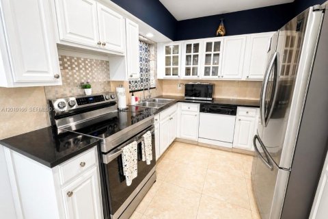 House in Miami Gardens, Florida 2 bedrooms, 151.9 sq.m. № 2073355 - photo 14