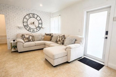 House in Miami Gardens, Florida 2 bedrooms, 151.9 sq.m. № 2073355 - photo 5