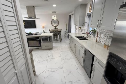 Adosado en venta en Miami Gardens, Florida, 3 dormitorios, 143.35 m2 № 2033894 - foto 2