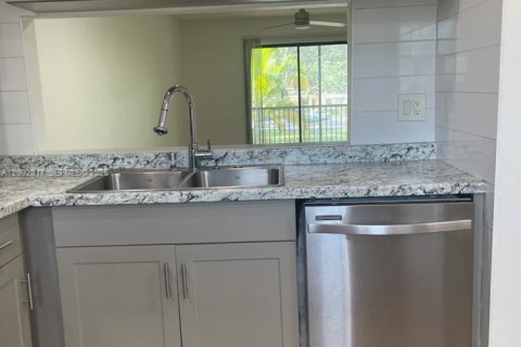 Copropriété à louer à Pembroke Pines, Floride: 2 chambres, 73.11 m2 № 2387129 - photo 2
