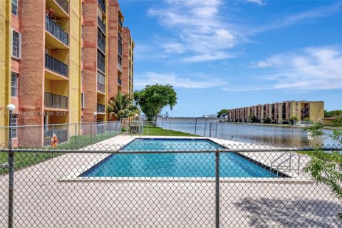 Condominio en alquiler en Miami, Florida, 2 dormitorios, 65.87 m2 № 1989663 - foto 17