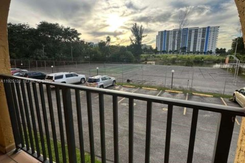 Condominio en alquiler en Miami, Florida, 2 dormitorios, 65.87 m2 № 1989663 - foto 4