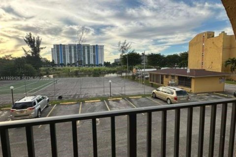 Condominio en alquiler en Miami, Florida, 2 dormitorios, 65.87 m2 № 1989663 - foto 2