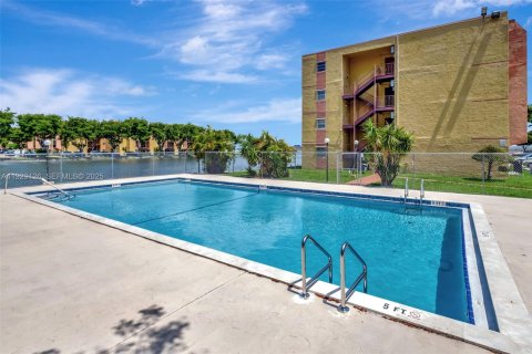 Condominio en alquiler en Miami, Florida, 2 dormitorios, 65.87 m2 № 1989663 - foto 16