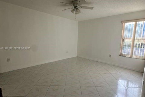 Condominio en alquiler en Miami, Florida, 2 dormitorios, 65.87 m2 № 1989663 - foto 12