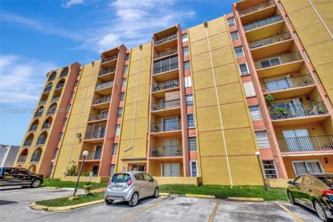 Condominio en Miami, Florida, 2 dormitorios  № 1989663