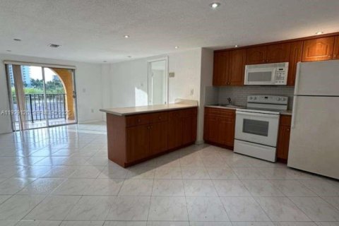Condominio en alquiler en Miami, Florida, 2 dormitorios, 65.87 m2 № 1989663 - foto 9