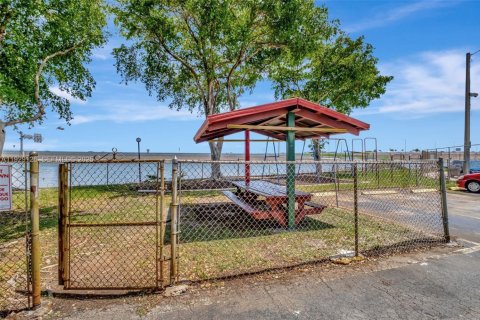 Condominio en alquiler en Miami, Florida, 2 dormitorios, 65.87 m2 № 1989663 - foto 15