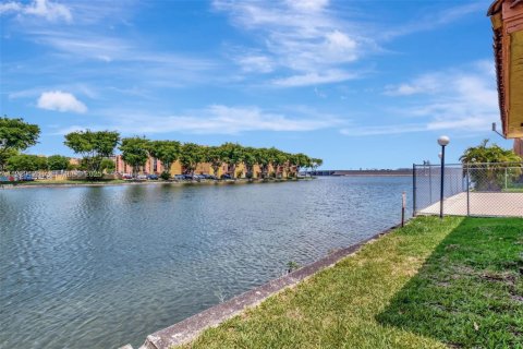 Condominio en alquiler en Miami, Florida, 2 dormitorios, 65.87 m2 № 1989663 - foto 14