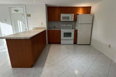 Condominio en alquiler en Miami, Florida, 2 dormitorios, 65.87 m2 № 1989663 - foto 10