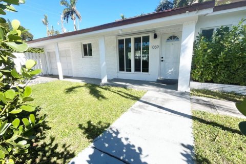 Дом в Холливуд, Флорида 2 спальни, 122.91м2 № 2011113