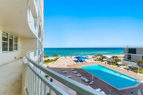 Condo in Hallandale Beach, Florida, 2 bedrooms  № 1811261 - photo 13