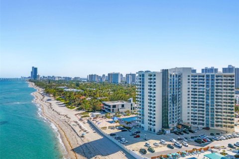 Condo in Hallandale Beach, Florida, 2 bedrooms  № 1811261 - photo 1