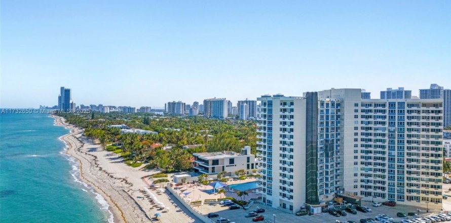 Condo in Hallandale Beach, Florida, 2 bedrooms № 1811261