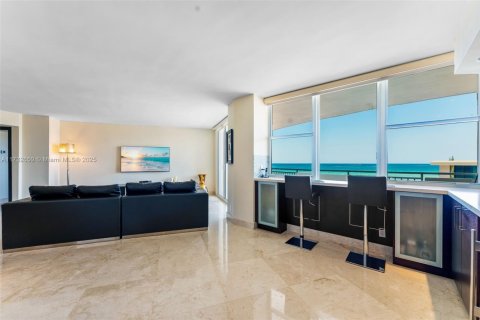 Condo in Hallandale Beach, Florida, 2 bedrooms  № 1811261 - photo 8
