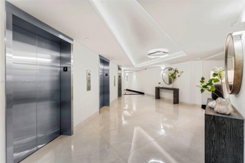 Condo in Hallandale Beach, Florida, 2 bedrooms  № 1811261 - photo 26