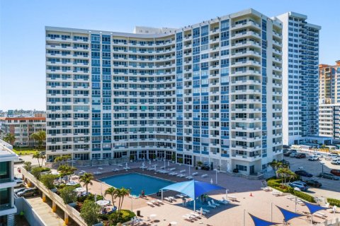 Condo in Hallandale Beach, Florida, 2 bedrooms  № 1811261 - photo 2