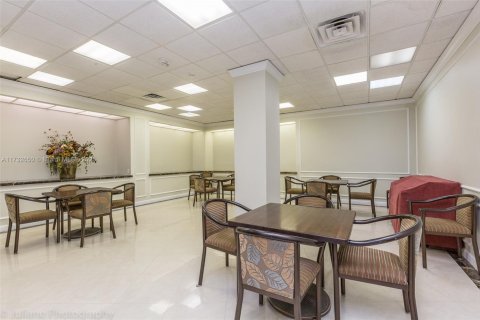 Condo in Hallandale Beach, Florida, 2 bedrooms  № 1811261 - photo 30