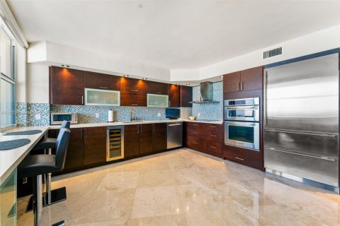 Condo in Hallandale Beach, Florida, 2 bedrooms  № 1811261 - photo 9