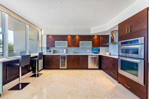 Condo in Hallandale Beach, Florida, 2 bedrooms  № 1811261 - photo 11