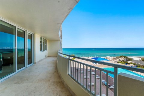 Condo in Hallandale Beach, Florida, 2 bedrooms  № 1811261 - photo 12