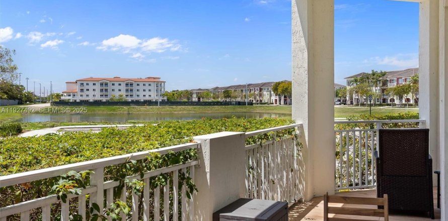 Condominio en Doral, Florida, 3 dormitorios № 1986105