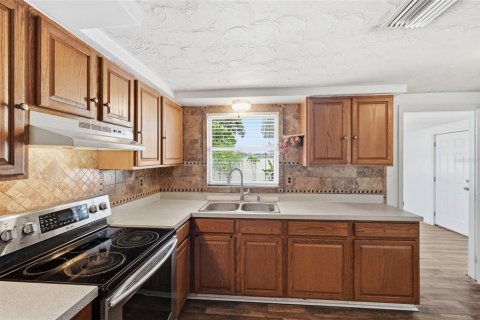 House in New Port Richey, Florida 3 bedrooms, 93.65 sq.m. № 2157144 - photo 9