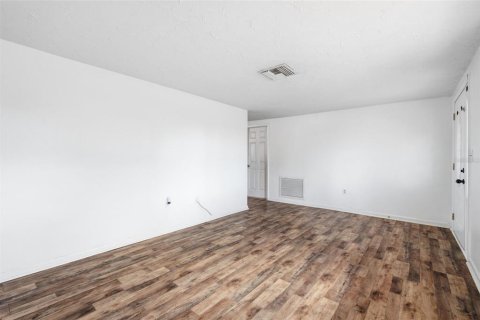 House in New Port Richey, Florida 3 bedrooms, 93.65 sq.m. № 2157144 - photo 18