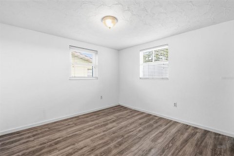 House in New Port Richey, Florida 3 bedrooms, 93.65 sq.m. № 2157144 - photo 23