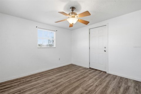 House in New Port Richey, Florida 3 bedrooms, 93.65 sq.m. № 2157144 - photo 19