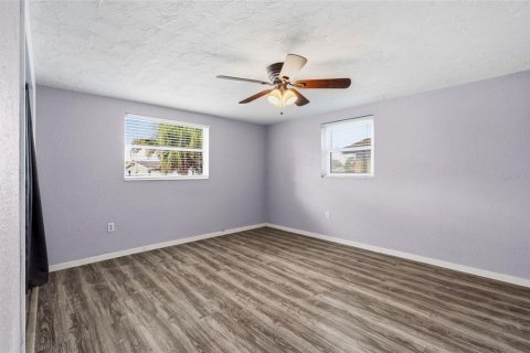 House in New Port Richey, Florida 3 bedrooms, 93.65 sq.m. № 2157144 - photo 26