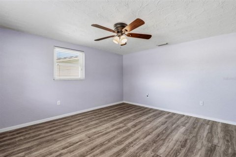 House in New Port Richey, Florida 3 bedrooms, 93.65 sq.m. № 2157144 - photo 29