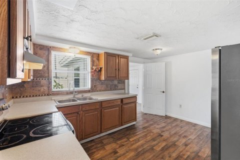 House in New Port Richey, Florida 3 bedrooms, 93.65 sq.m. № 2157144 - photo 8