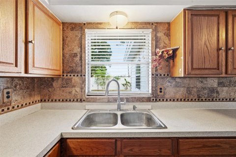 House in New Port Richey, Florida 3 bedrooms, 93.65 sq.m. № 2157144 - photo 13