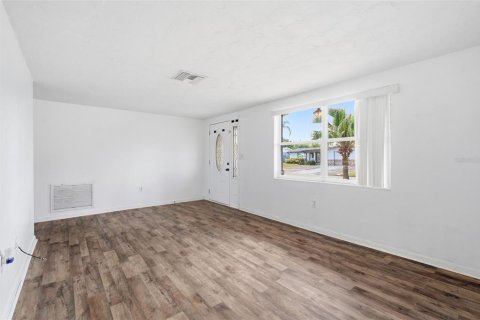 House in New Port Richey, Florida 3 bedrooms, 93.65 sq.m. № 2157144 - photo 17