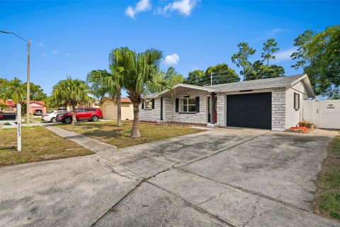 House in New Port Richey, Florida 3 bedrooms, 93.65 sq.m. № 2157144 - photo 3