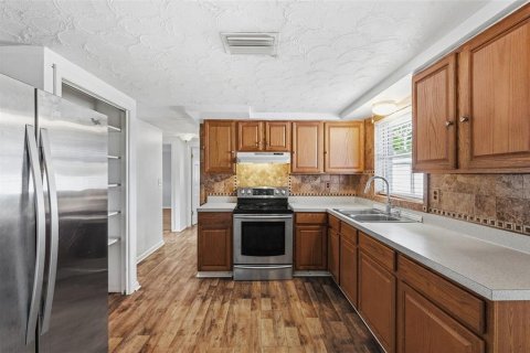 House in New Port Richey, Florida 3 bedrooms, 93.65 sq.m. № 2157144 - photo 11