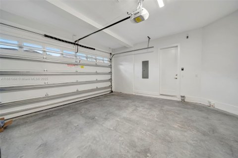 House in Fort Lauderdale, Florida 4 bedrooms, 238.94 sq.m. № 1924579 - photo 9