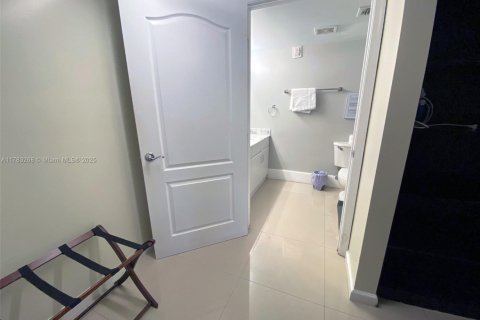 Купить кондоминиум в Майами, Флорида 3 спальни, 114.46м2, № 1862606 - фото 24