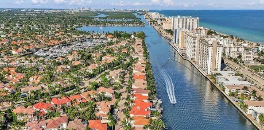 House in Hollywood, Florida 3 bedrooms, 232.07 sq.m. № 2026832