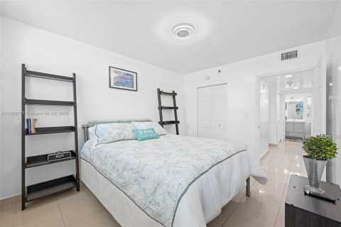 Condominio en alquiler en Surfside, Florida, 2 dormitorios, 94.76 m2 № 2012343 - foto 12