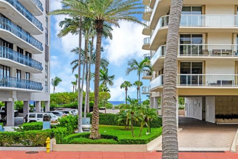 Condominio en alquiler en Surfside, Florida, 2 dormitorios, 94.76 m2 № 2012343 - foto 19