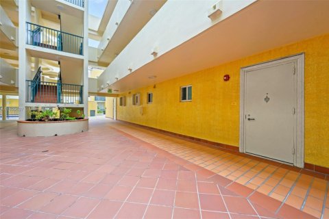 Condominio en alquiler en Surfside, Florida, 2 dormitorios, 94.76 m2 № 2012343 - foto 23