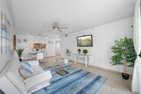 Condominio en alquiler en Surfside, Florida, 2 dormitorios, 94.76 m2 № 2012343 - foto 7