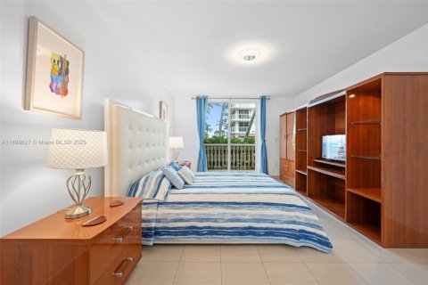 Condominio en alquiler en Surfside, Florida, 2 dormitorios, 94.76 m2 № 2012343 - foto 5